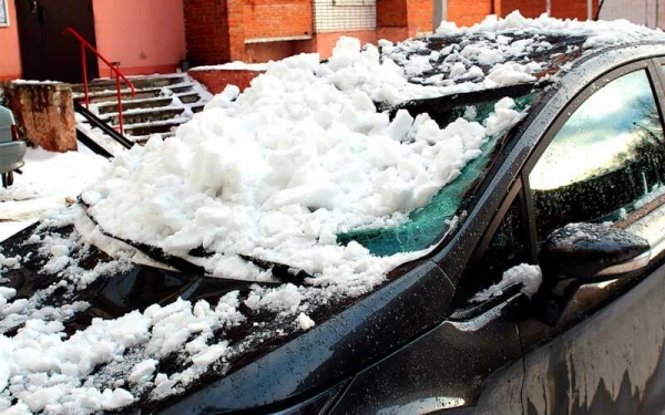 На севере Москвы крыша парковки обрушилась на машины